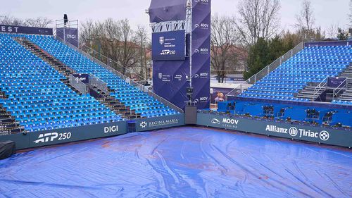 Terenurile au fost protejate de averse cu prelate FOTO ATP Tour