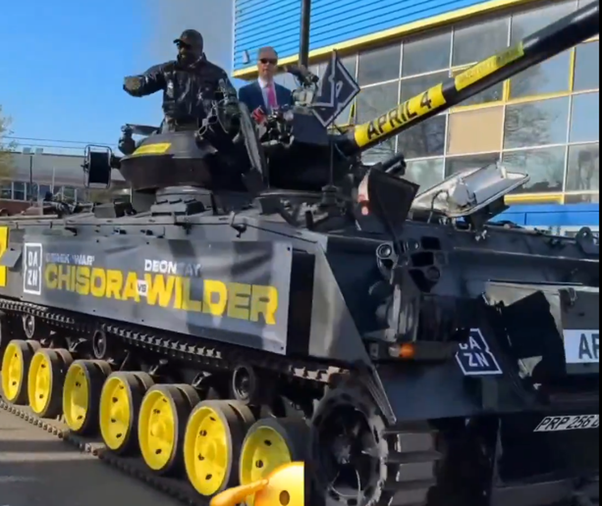 Apariție... altfel: celebrul boxer a venit cu tancul la conferința dinaintea ultimului meci