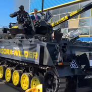 Derek Chisora a venit cu tancul la conferință // Captură DAZN