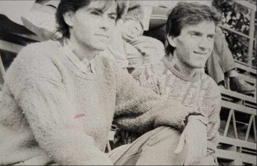 Mereu prezent alături de prieteni la câte un meci de fotbal sau o competiție sportivă. Foto: arhivă personală „Am fost la blestematul ăla de meci!” » Adrian Cioroianu, mărturii de colecție despre „Craiova Maxima” și prăbușirea unei ere: „Erau zeii orașului!”