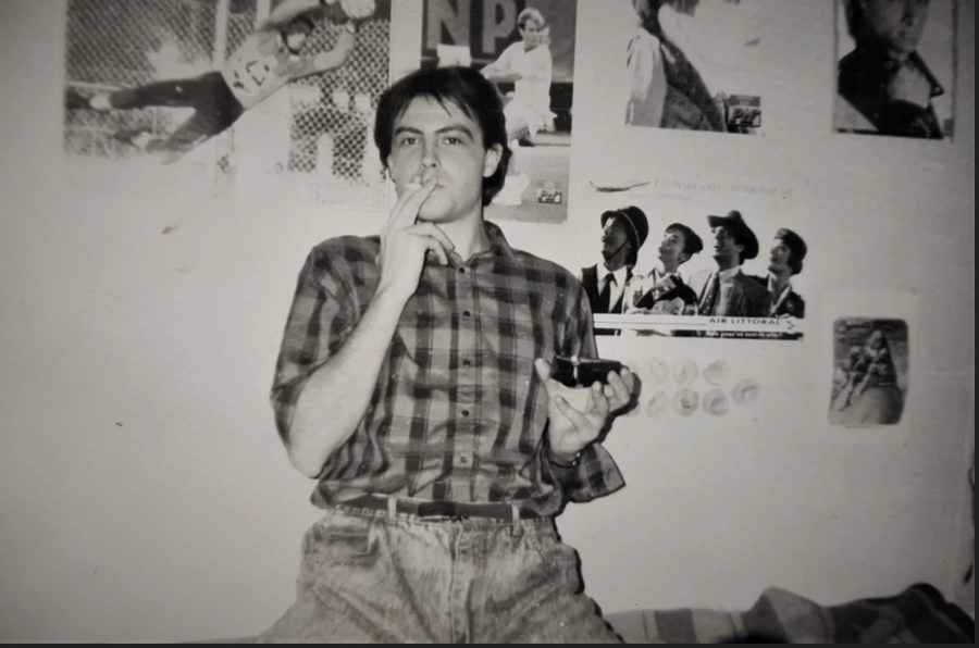 Camera din Grozăvești de unde nu lipseau posterele cu fotbaliștii vremii. Foto: arhivă personală „Am fost la blestematul ăla de meci!” » Adrian Cioroianu, mărturii de colecție despre „Craiova Maxima” și prăbușirea unei ere: „Erau zeii orașului!”