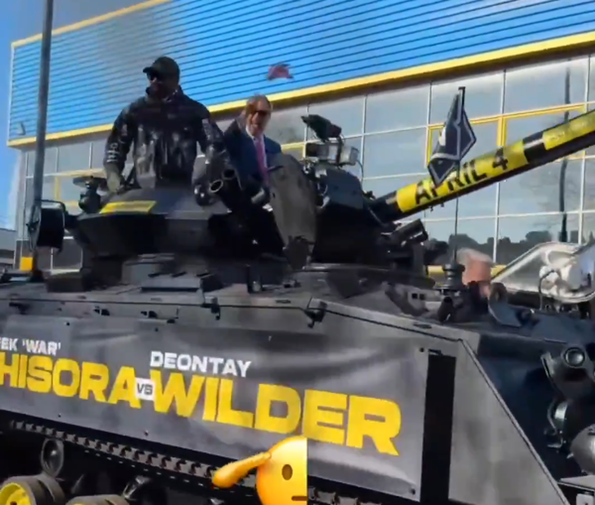 Derek Chisora a venit cu tancul la conferință