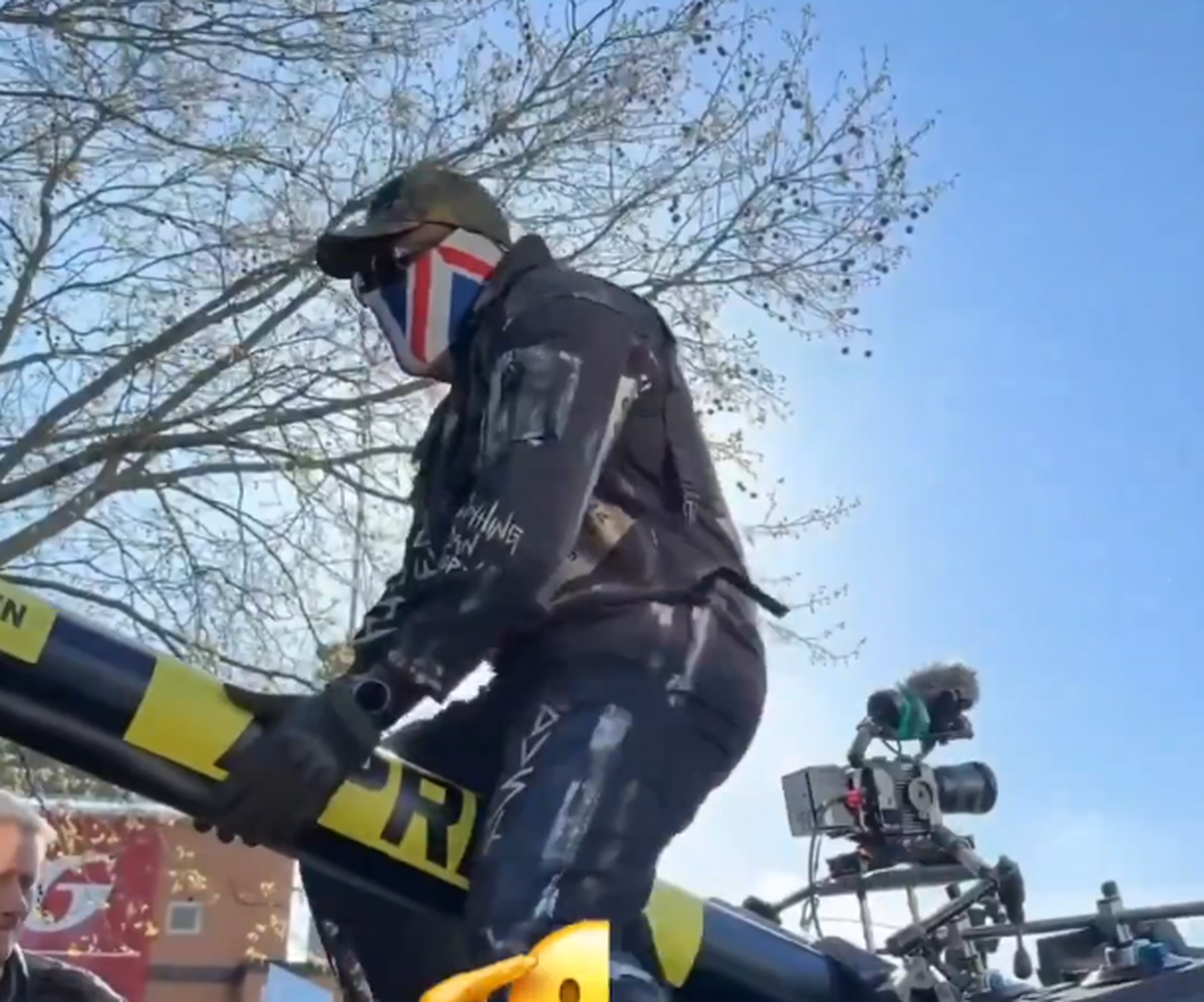 Apariție... altfel: celebrul boxer a venit cu tancul la conferința dinaintea ultimului meci