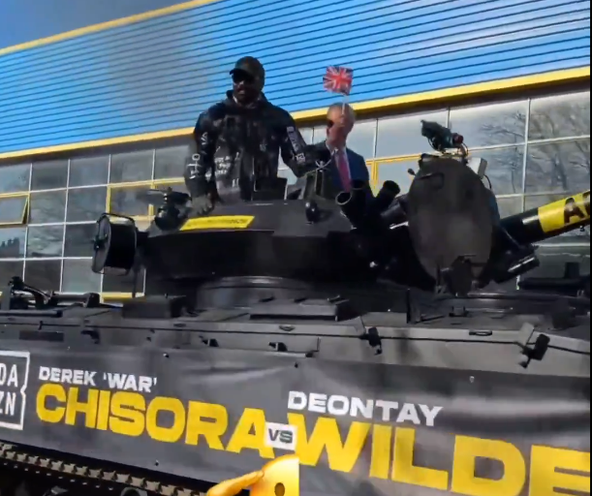 Apariție... altfel: celebrul boxer a venit cu tancul la conferința dinaintea ultimului meci