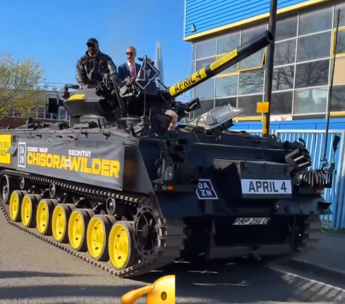 Apariție... altfel: celebrul boxer a venit cu tancul la conferința dinaintea ultimului meci