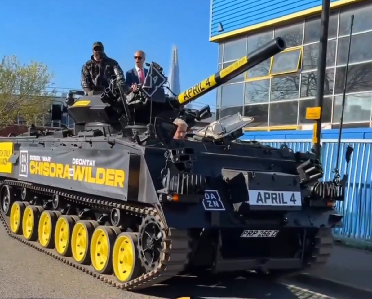 Apariție... altfel: celebrul boxer a venit cu tancul la conferința dinaintea ultimului meci