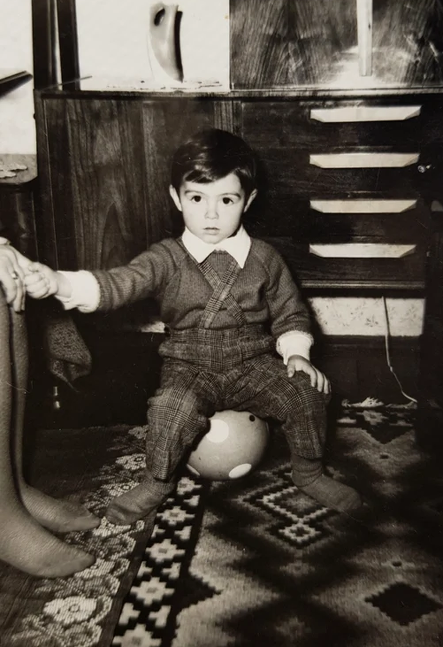 Micuțul Adrian Cioroianu și prima minge de fotbal pe care a primit-o. Foto: arhivă personală „Am fost la blestematul ăla de meci!” » Adrian Cioroianu, mărturii de colecție despre „Craiova Maxima” și prăbușirea unei ere: „Erau zeii orașului!”