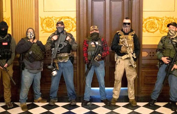 Imagini șocante în SUA » Protestatari înarmați cu mitraliere în clădirea Capitoliului din Michigan, după ce starea de urgență a fost prelungită