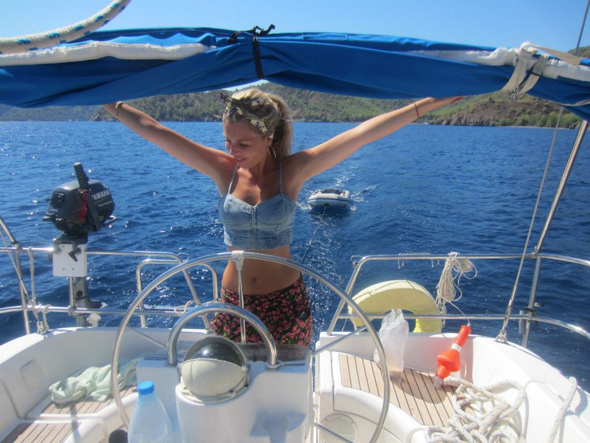 FOTO Cine e Carrie Symonds, iubita premierului britanic Boris Johnson, și de ce e poreclită „Apples”: „Sunt lucioși și conturați, ca niște mere” :D