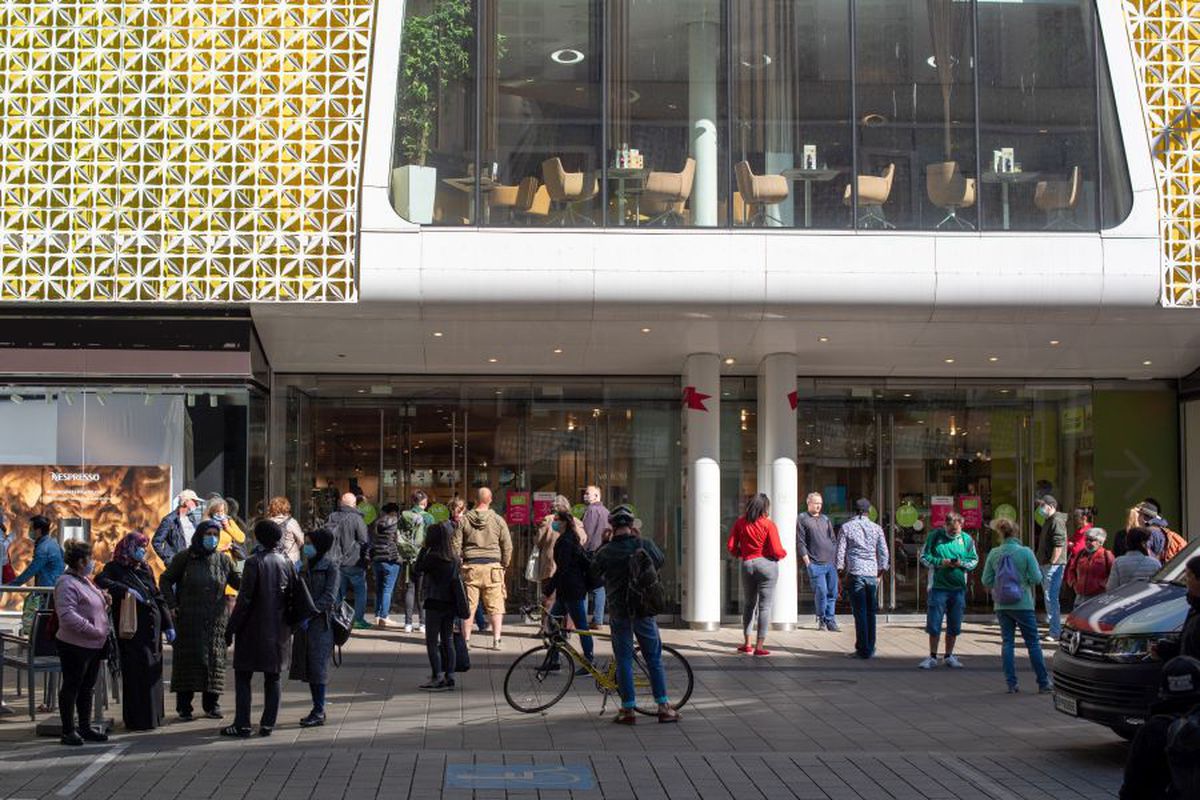 COVID-19. Imagini inedite din Viena, în prima zi după ridicarea restricțiilor » Cozi în fața centrelor comerciale și la Ikea