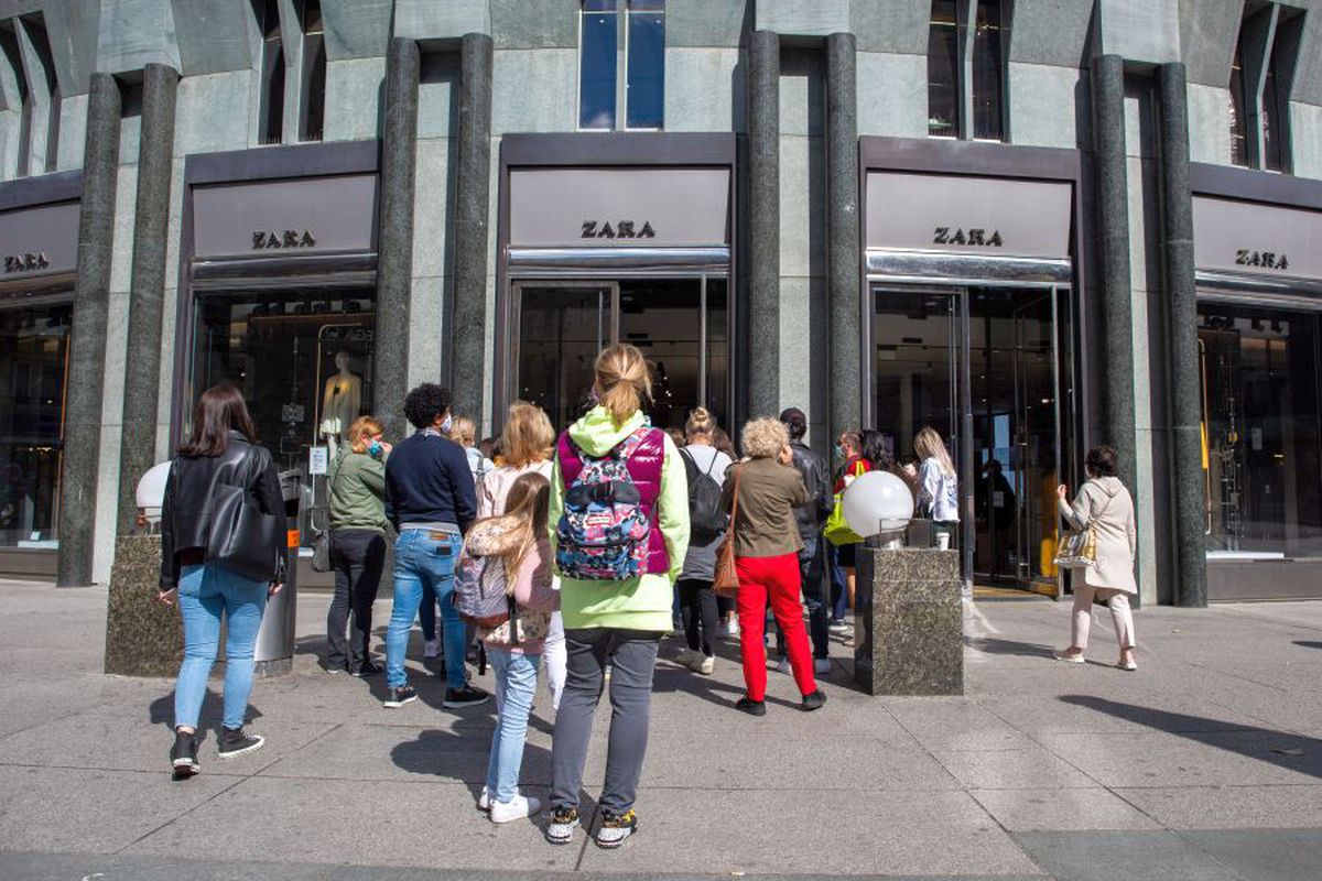 COVID-19. Imagini inedite din Viena, în prima zi după ridicarea restricțiilor » Cozi în fața centrelor comerciale și la Ikea