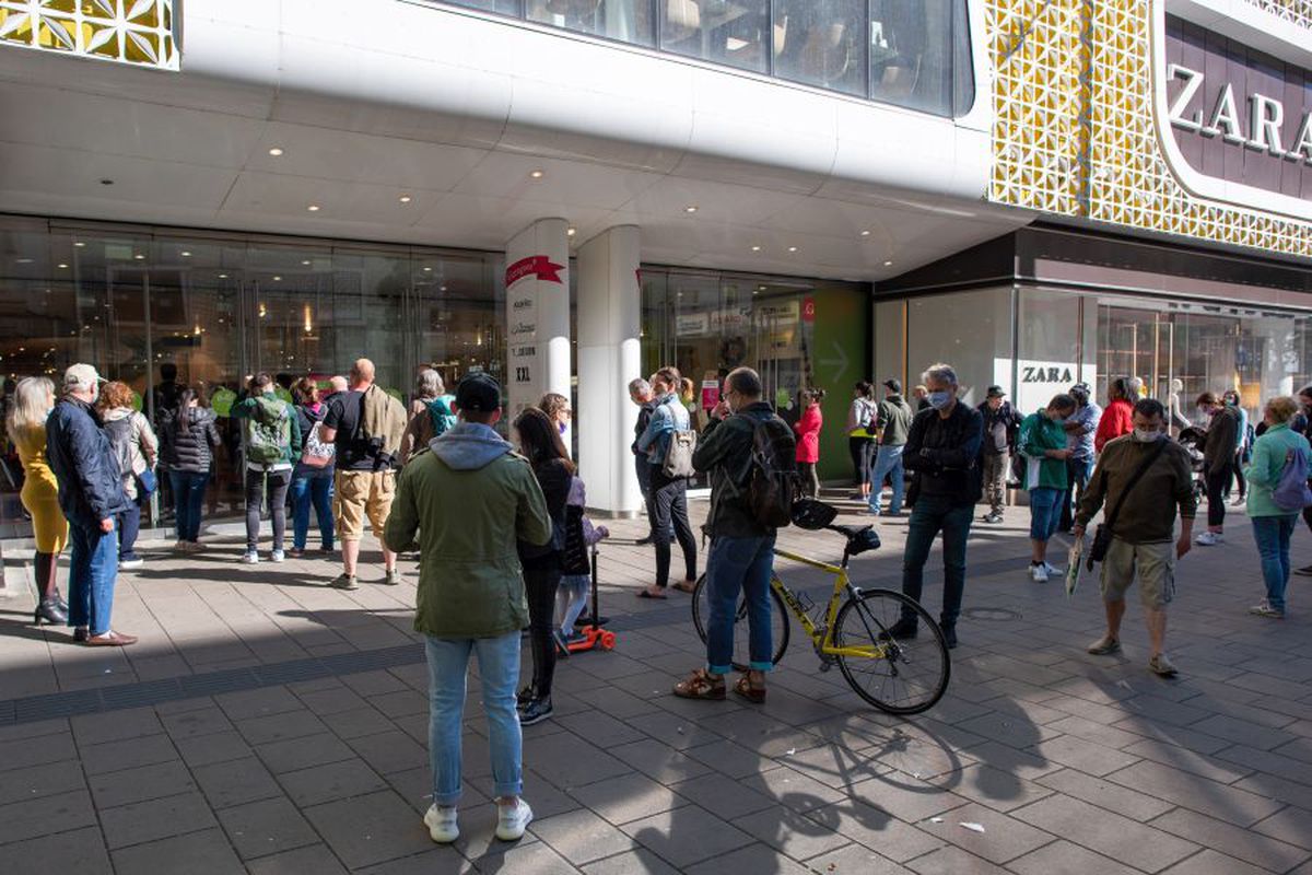 COVID-19. Imagini inedite din Viena, în prima zi după ridicarea restricțiilor » Cozi în fața centrelor comerciale și la Ikea
