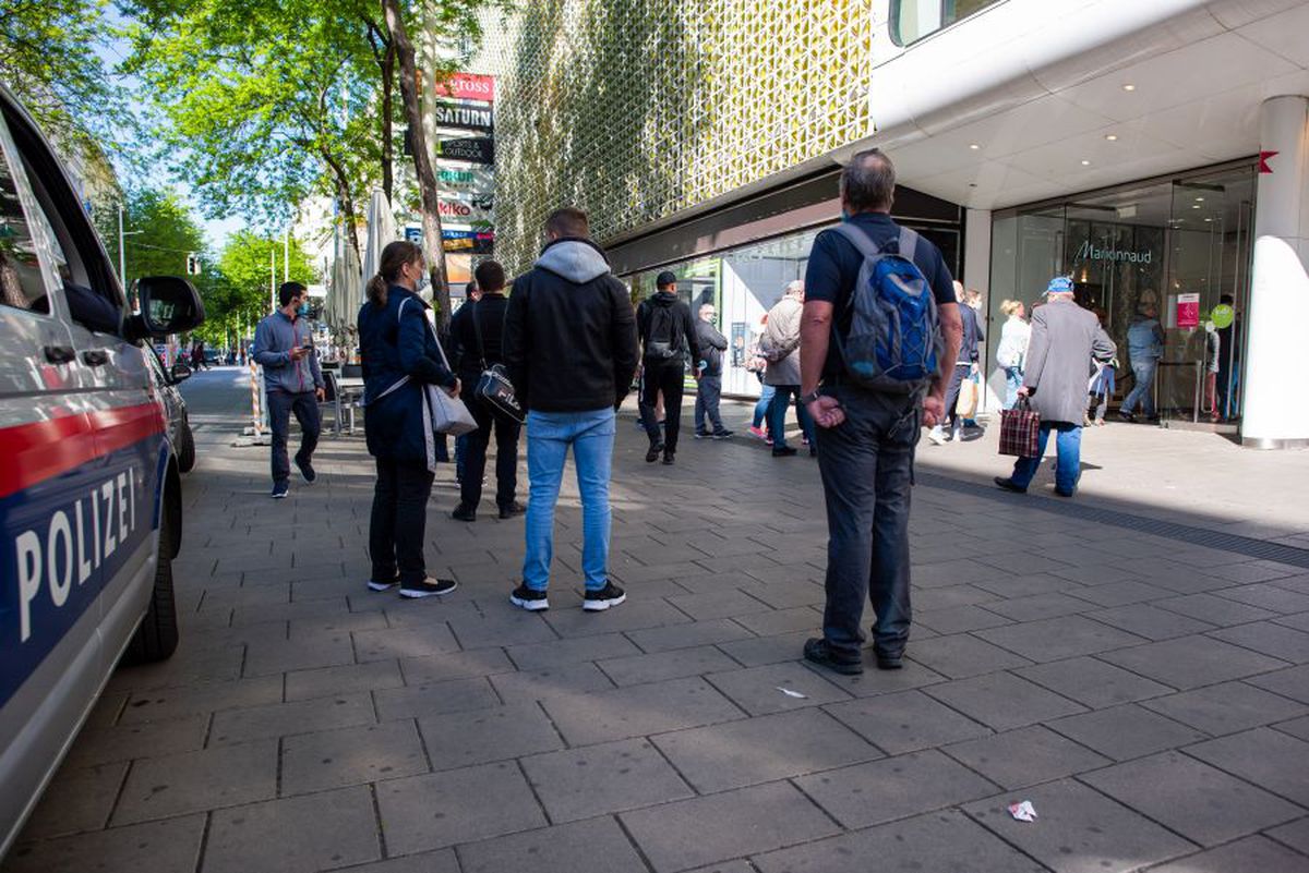 COVID-19. Imagini inedite din Viena, în prima zi după ridicarea restricțiilor » Cozi în fața centrelor comerciale și la Ikea