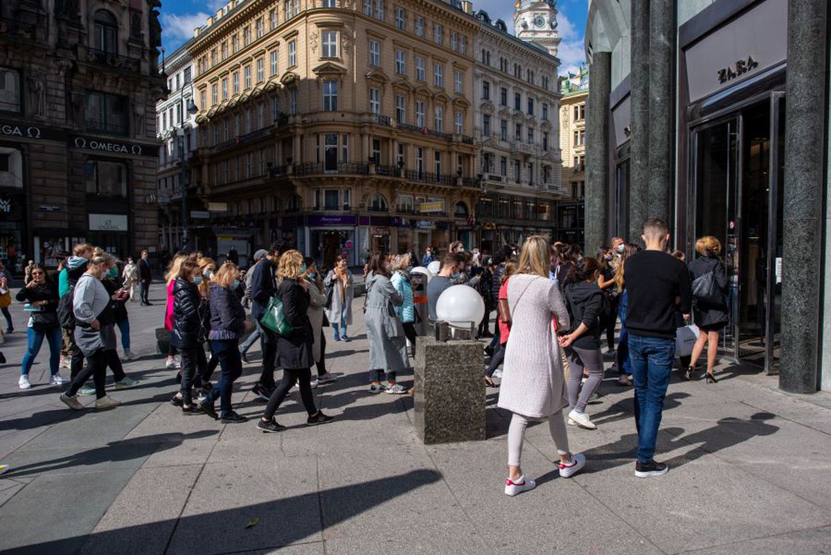 COVID-19. Imagini inedite din Viena, în prima zi după ridicarea restricțiilor » Cozi în fața centrelor comerciale și la Ikea