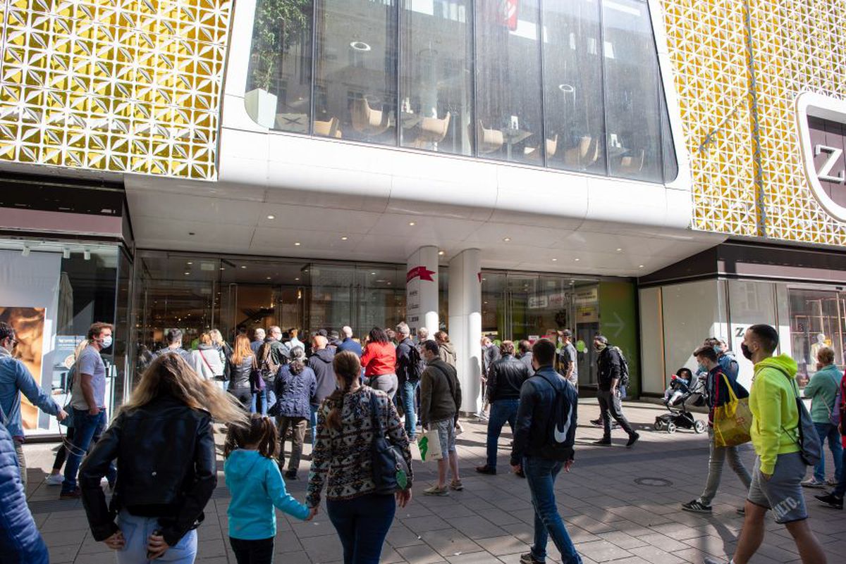 COVID-19. Imagini inedite din Viena, în prima zi după ridicarea restricțiilor » Cozi în fața centrelor comerciale și la Ikea