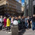 Cetățenii Vienei s-au înghesuit în fața unui centru comercial odată cu relaxarea restricțiilor împotriva COVID-19 // sursă foto: Guliver/gettyimages