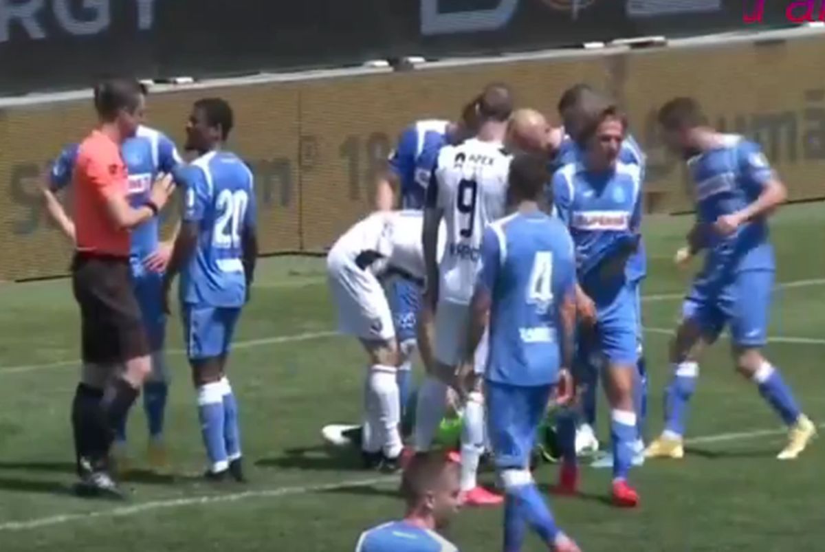 Moment de spaimă la Astra - Poli Iași: Brănescu, schimbat după ce a fost făcut KO de un adversar » Primul verdict în cazul accidentării