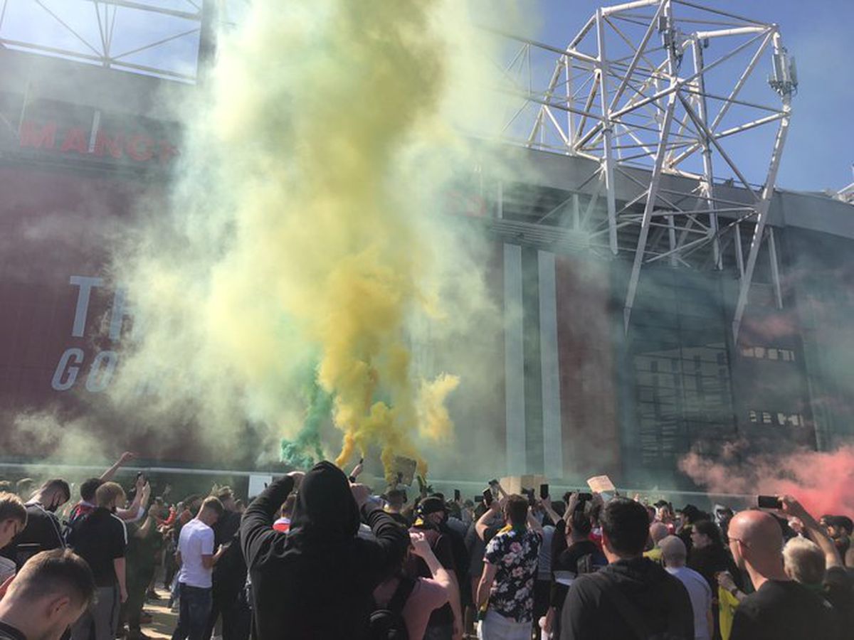 Manchester United riscă depunctarea, după ce protestele fanilor au dus la amânarea meciului cu Liverpool