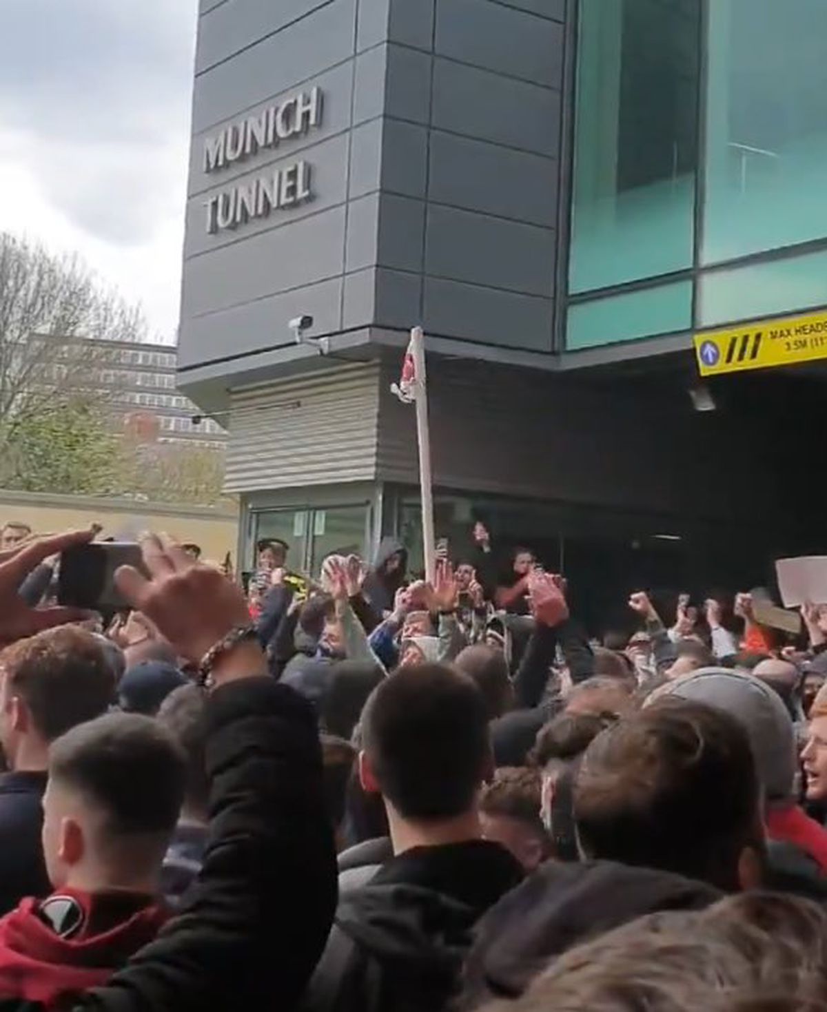 Reacții după incidentele de pe „Old Trafford”: „Puteau omorî pe cineva!” » Ce riscă Manchester United