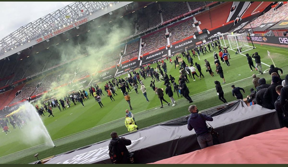 Manchester United riscă depunctarea, după ce protestele fanilor au dus la amânarea meciului cu Liverpool