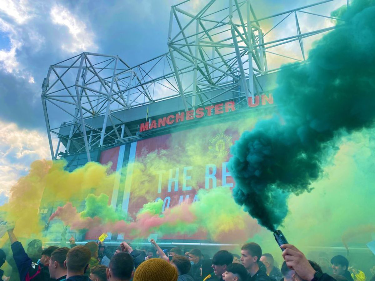 Manchester United - Liverpool » Derby-ul din Premier League, amânat! Fanii au pătruns pe stadion