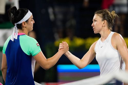 Simona Halep a învins-o în februarie pe Ons Jabeur, scor 6-4, 6-3, în sferturile de finală ale turneului de la Dubai. În celelalte două întâlniri directe, victoriile s-au împărțit.