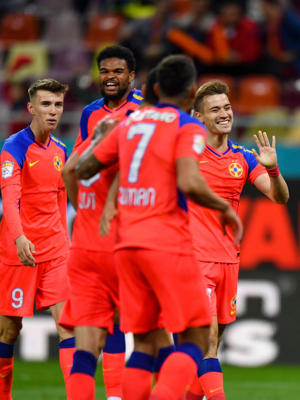 Ce nu s-a văzut la TV: scandal după FCSB - FC Argeș! » „Dodel” Tănase, oprit cu greu în fața peluzei: „Când i-am reproșat asta, ne-a înjurat!”