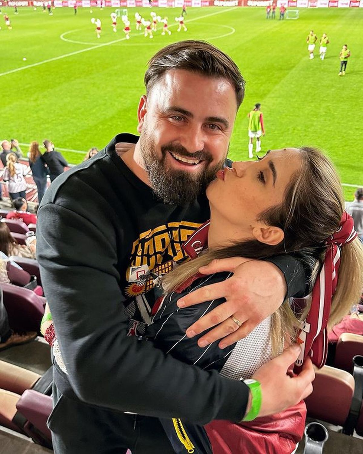 Stadionul din Giulești, înțesat de vedete la Rapid - CFR Cluj » Soliști cunoscuți și oameni de televiziune, fanii bucureștenilor la meciul câștigat de trupa lui Adrian Mutu în fața campioanei