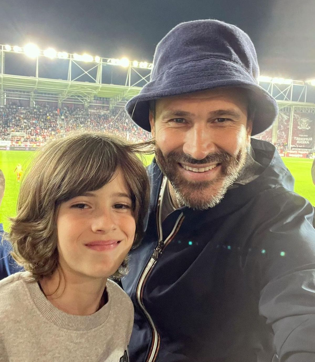 Stadionul din Giulești, înțesat de vedete la Rapid - CFR Cluj » Soliști cunoscuți și oameni de televiziune, fanii bucureștenilor la meciul câștigat de trupa lui Adrian Mutu în fața campioanei