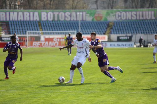 Junior Tallo( alb), în FC Botoșani - FC Argeș. 
Foto: Ionuț Tăbultoc (GSP)