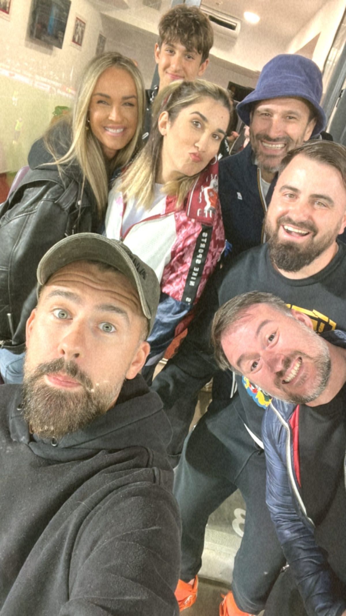 Stadionul din Giulești, înțesat de vedete la Rapid - CFR Cluj » Soliști cunoscuți și oameni de televiziune, fanii bucureștenilor la meciul câștigat de trupa lui Adrian Mutu în fața campioanei