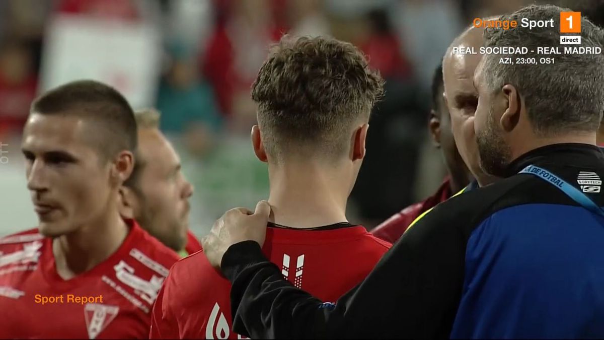 Momente de panică la Arad: Rareș Pop s-a prăbușit pe teren. Verdictul medicilor