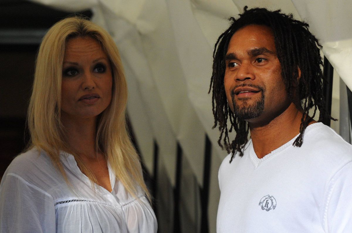 Adriana Karembeu, dezvăluiri tulburătoare în noua carte » Secretul intim ținut pe durata căsătoriei cu fostul internațional: „N-am vrut să-l supăr”