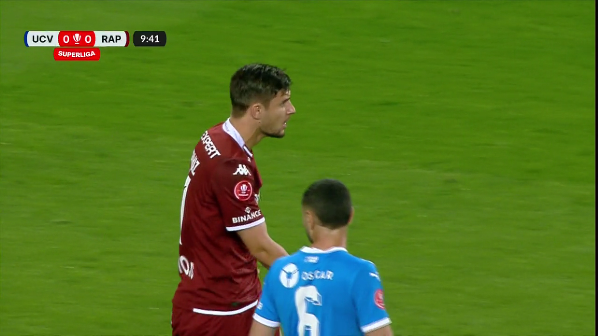 Conflict pe teren! Doi jucători de la Rapid s-au certat în timpul meciului cu Universitatea Craiova