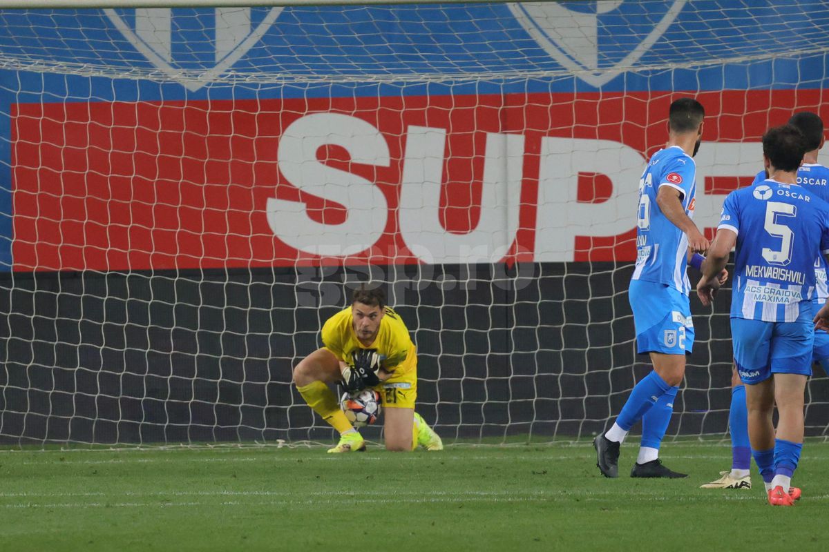 Portarii Marian Aioani și Laurențiu Popescu, gafe ca la „județeană” în Universitatea Craiova - Rapid 1-2