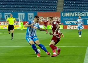 E sigur că Rapid trebuia să primească penalty în Bănie: „Neglijență a fundașului!”