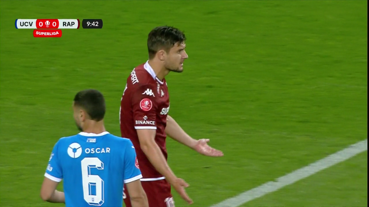 Conflict pe teren! Doi jucători de la Rapid s-au certat în timpul meciului cu Universitatea Craiova