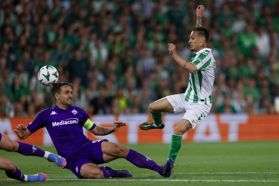 Golul splendid marcat de Antony în semifinala de Conference League, Betis - Fiorentina 2-1 / Foto: Imago Promisiunea fostului căpitan, înaintea finalei istorice » „Dacă va fi nevoie, îmi dau și mașina ca să-l răpească!”