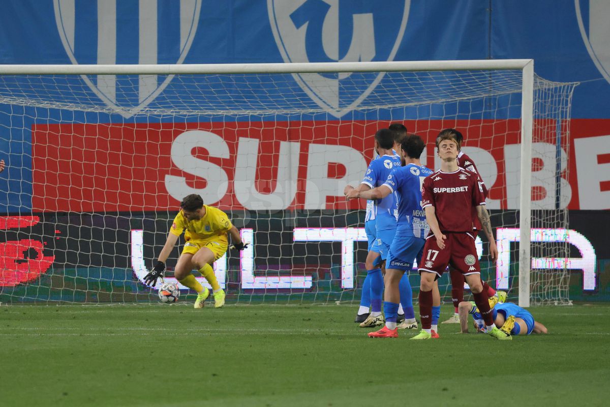 Portarii Marian Aioani și Laurențiu Popescu, gafe ca la „județeană” în Universitatea Craiova - Rapid 1-2