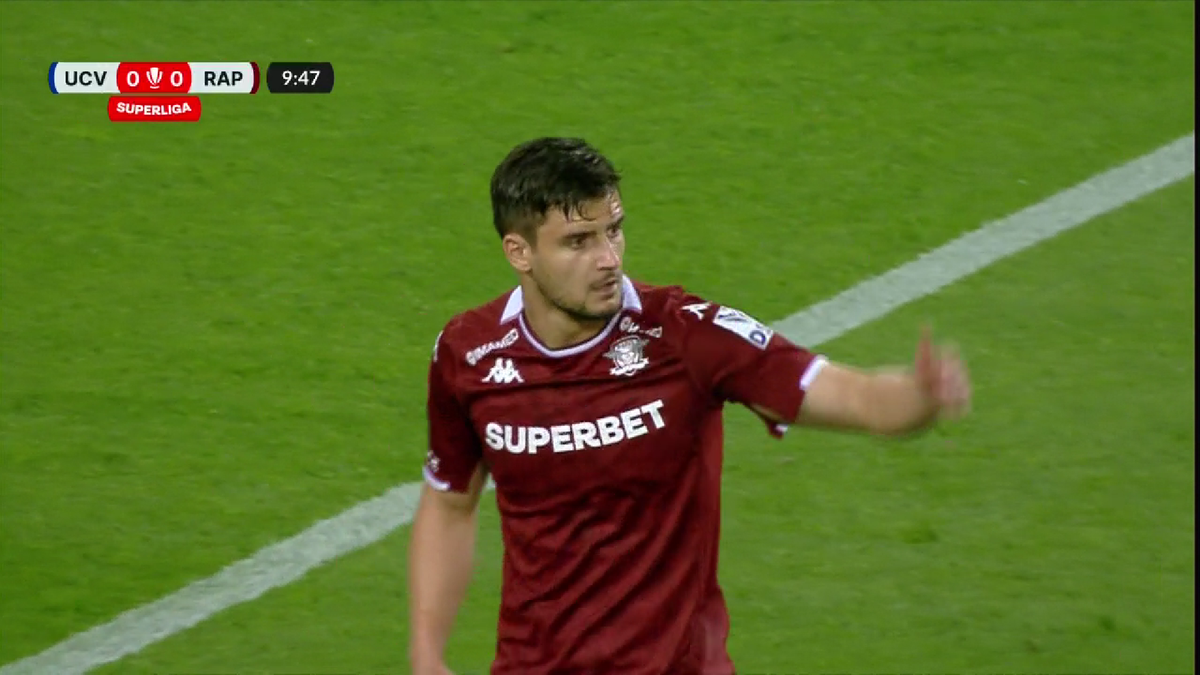 Conflict pe teren! Doi jucători de la Rapid s-au certat în timpul meciului cu Universitatea Craiova