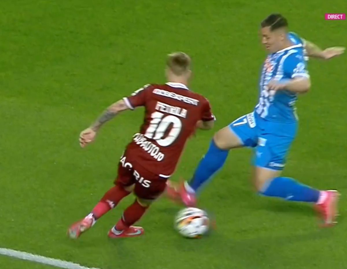 E sigur că Rapid trebuia să primească penalty în Bănie: „Neglijență a fundașului!”