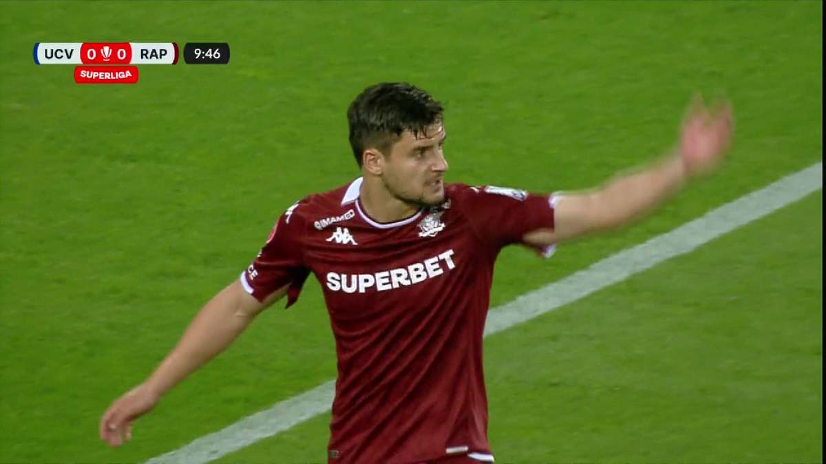 Conflict pe teren! Doi jucători de la Rapid s-au certat în timpul meciului cu Universitatea Craiova