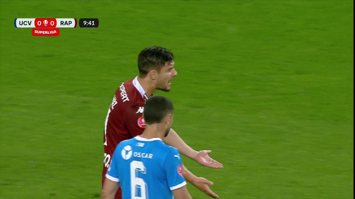 Conflict pe teren! Doi jucători de la Rapid s-au certat în timpul meciului cu Universitatea Craiova