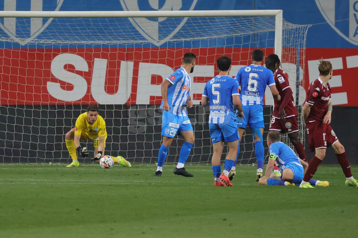 Portarii Marian Aioani și Laurențiu Popescu, gafe ca la „județeană” în Universitatea Craiova - Rapid 1-2