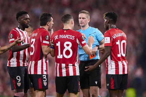 Vivian, De Marcos și Inaki Williams protestează în fața arbitrului Espen Eskas, care are deja cartonașul roșu în mână / Foto: Imago