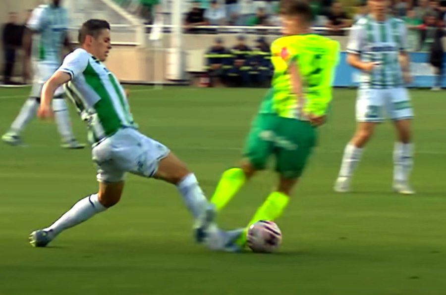 Faultul pentru care atacantul de la Omonia a fost eliminat Radu Petrescu, atacat și în Cipru: „Masacru deschis, decizii de neimaginat” » E scandal-monstru după arbitrajul românului