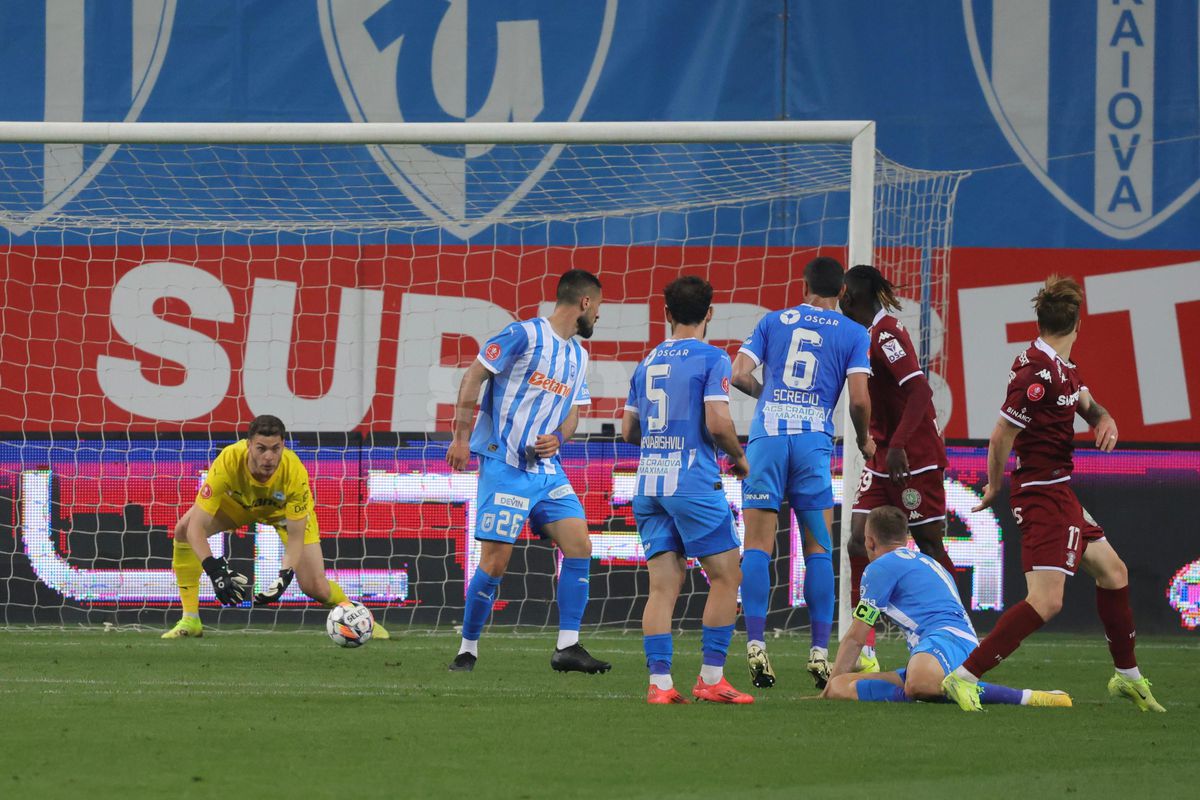 Portarii Marian Aioani și Laurențiu Popescu, gafe ca la „județeană” în Universitatea Craiova - Rapid 1-2