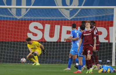 Portarii Marian Aioani și Laurențiu Popescu, gafe ca la „județeană” în Universitatea Craiova - Rapid 1-2