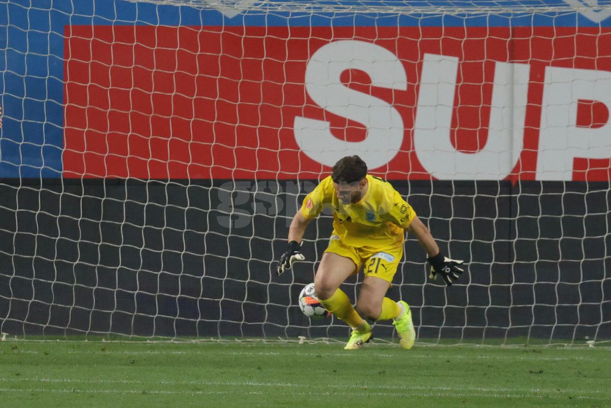 Portarii Marian Aioani și Laurențiu Popescu, gafe ca la „județeană” în Universitatea Craiova - Rapid 1-2