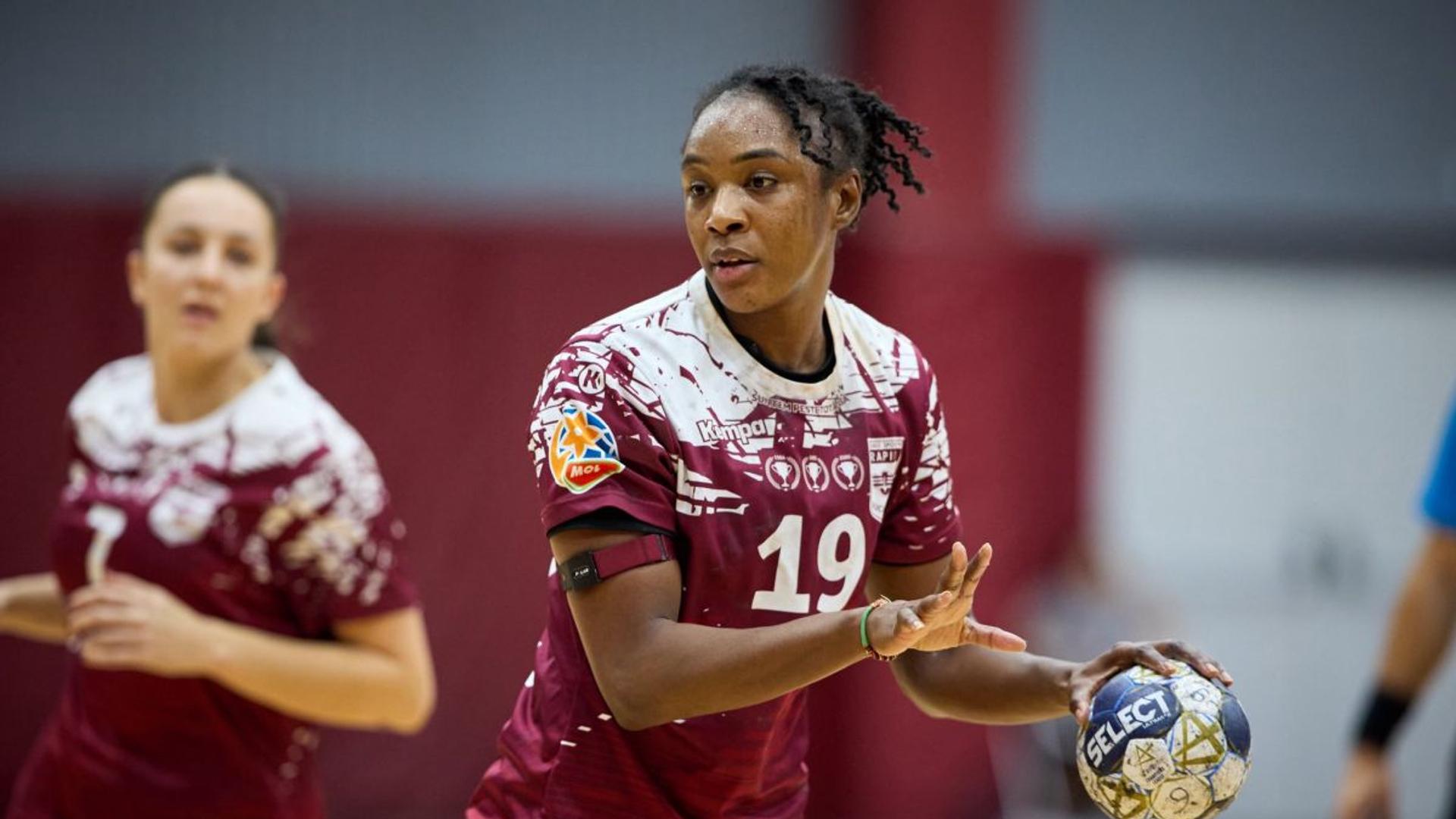 Jucătoare de handbal din Rapid București și Corona Brașov în acțiune în timpul meciului din Liga Florilor cu scor egal 34-34 în Sala Rapid. | sursa foto: Gazeta Sporturilor